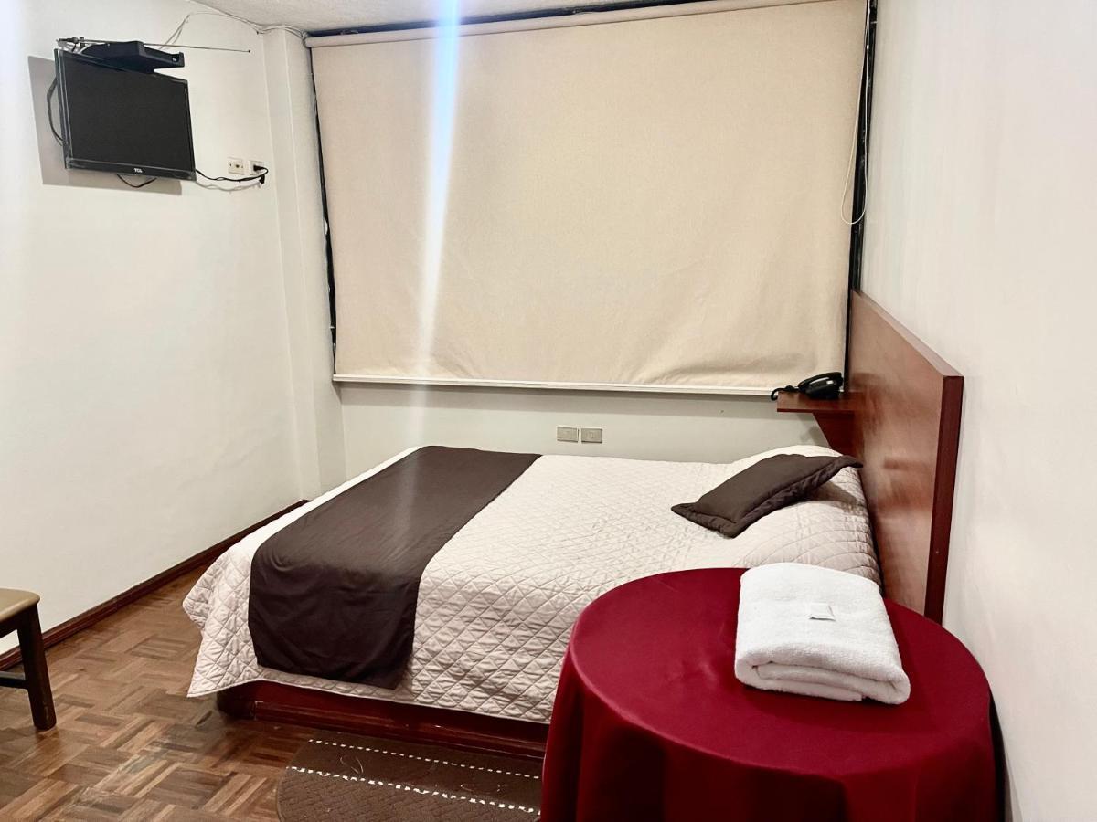Hotel Bacastell Quito Exterior photo